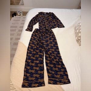 Abroadmodern leopard pjs size small